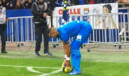 东契奇飞抵费城加入湖人！周一复出战76人 詹姆斯状态升级也有望回归