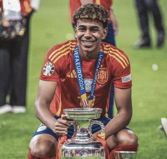 凯恩已在德甲10次完成帽子戏法，为该联赛历史第5多